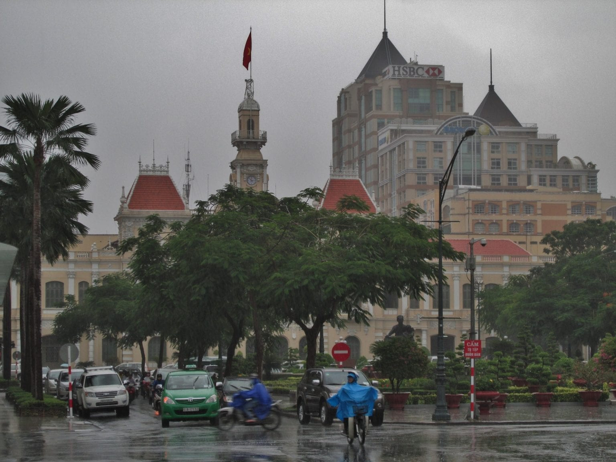 On rainy days, the pace of life of Saigon people seems to be slower, in contrast to the usual bustling pace of life